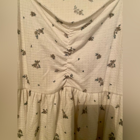 Torrid Lilith Ditsy floral top size 2 (2x 18-20) in cream color - Picture 3 of 8